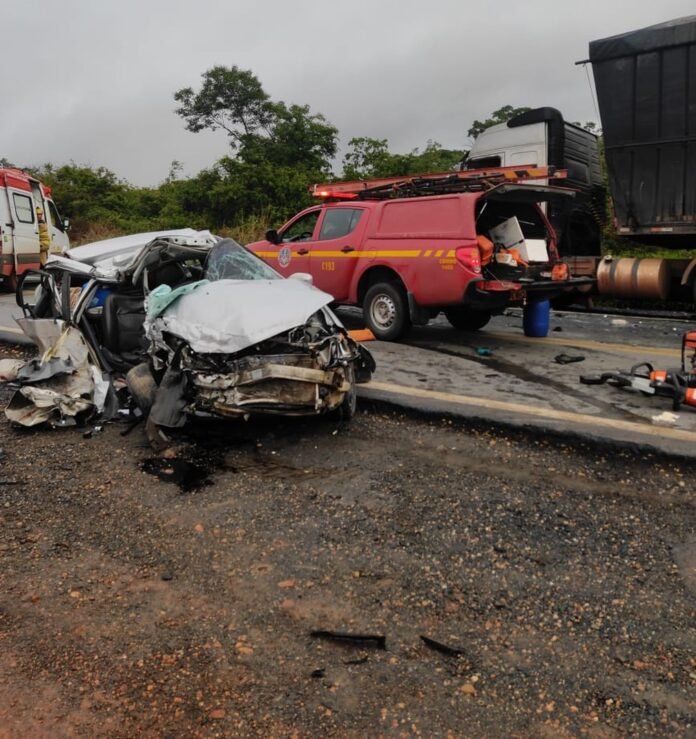 Carro e carreta bateram de frente — Foto: Corpo de Bombeiros/Divulgação